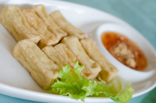 close up deep fried tofu and fresh vegetable 