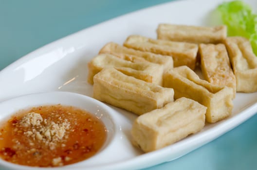 deep fried tofu and fresh vegetable served with spicy sauce