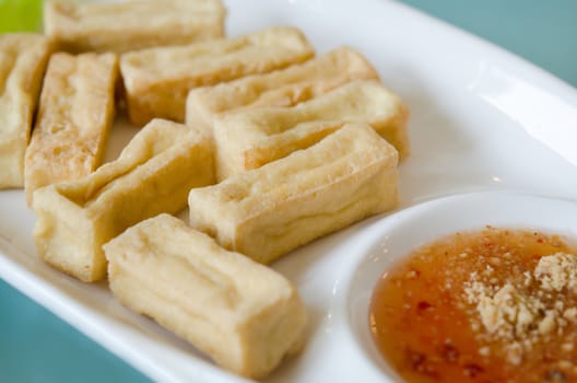 close up deep fried tofu and spicy sauce