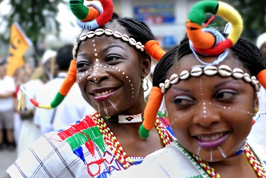 CHENGDU - MAY 23: Folk dance show of nigerian girl in the 1st International Festival of the Intangible Cultural Heritage China,2007 on May 23, 2007 in chengdu, china.