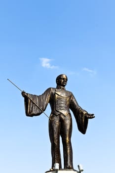 The statue of a ringmaster in a Viennese amusement park