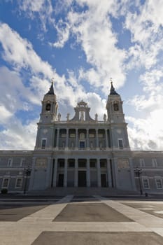 The front of the cathedral of Madrid with the sun behind it