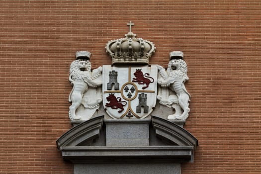 Insignia consisting of lions, a shield and a crown in the center of Madrid