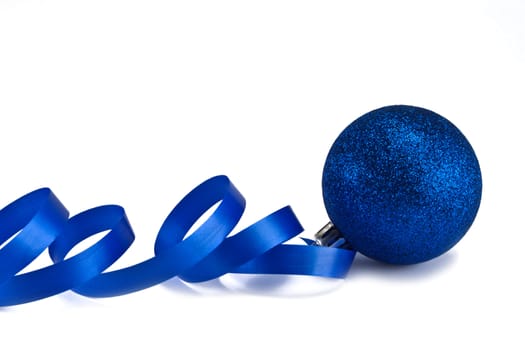Photo New Year's dark blue sphere with a ribbon