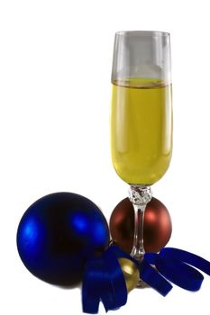 Photo New Year's glass with wine and balls