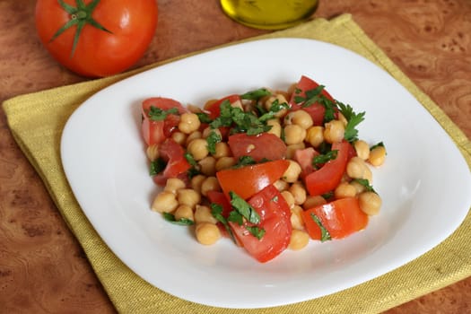 salad chickpea with tomato