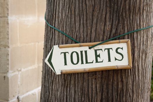 A sign leading to the toilets on a camp site