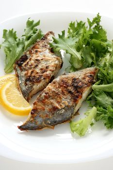 fried flounder with lemon and lettuce