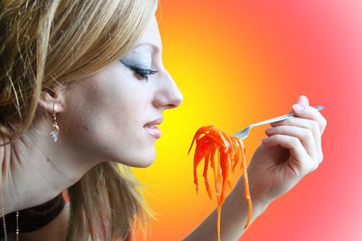The nice girl wishes to eat salad from a carrot