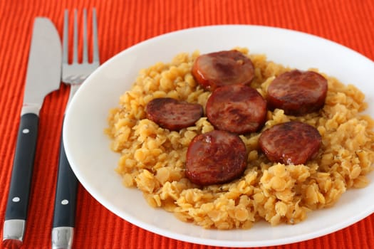 Lentil with fried sausages