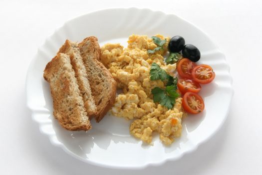 Scrambled eggs with tomato and olives