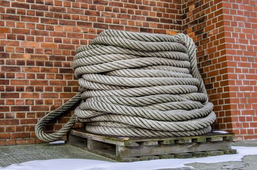 Wound up rope on a palett