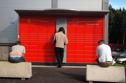 Norwegian mail automat. Waiting people. Norway 2006.