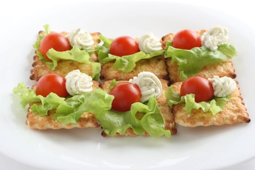 crackers with cheese and tomato