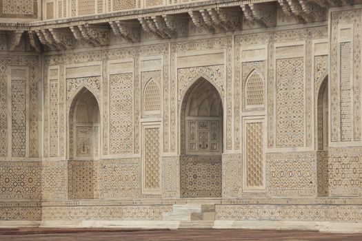 Doorway in the ornate white marble Mughal tomb (I'timad-ud-Daulah). 17th Century AD. Agra, Uttar Pradesh, India