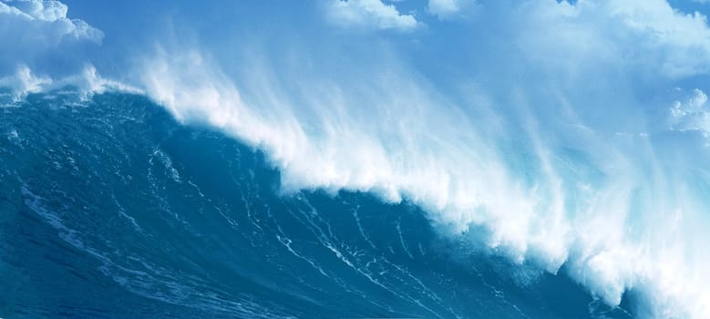 Powerful ocean wave