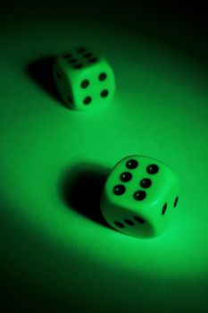 To play dice on a green table