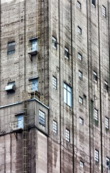 A Tall Gran Elevator Exterior with Windows and Ladders