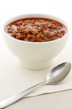 Chili beans made with kidney beans, lean ground beef, Chili powder, tomato paste and other delicious ingredients, this great chili recipe can be seasoned to taste to create a mildly flavored dish.