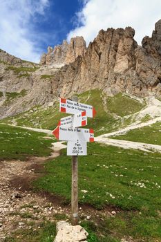 directions for trekking in Italian Dolomites - Catinaccio mount