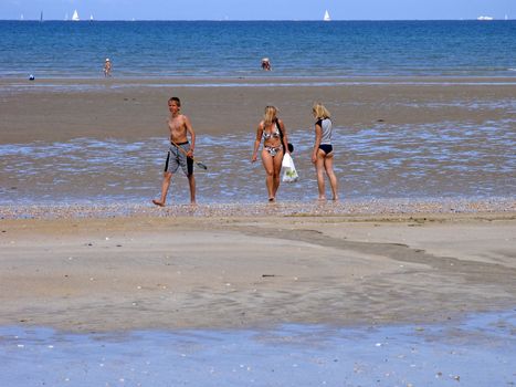 Beach walk in Brittany. Strandspaziergang.