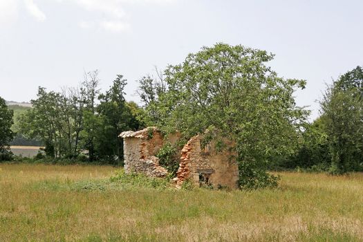 Purged house near Rustrel, Provence, Southern France. Verfallenes Haus bei Rustrel