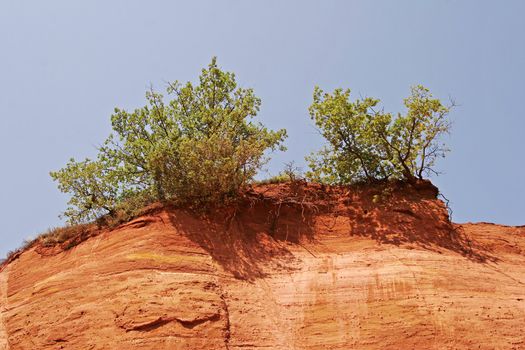 Ocher rock in Provence near Rustrel, Provence, Southern France. Ockerfelsen bei Rustrel.