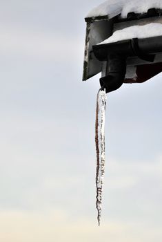 Ice hanging fromm a roof