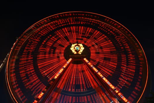 lunapark giant spinning wheel in motion