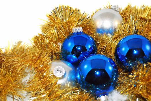 Big blue and metallic ball are on the gold ornament.