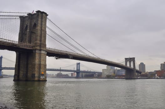 The Brooklyn bridge between Manhattan and Brooklyn in New York.