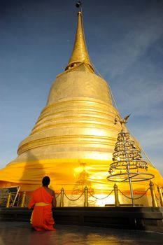 The monk worship Goalden mountain in Bangkok, Thailand.