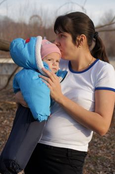 Young mother walks in the park with your child