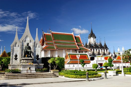 Royal Monument of King Nang Klao Chao Yu Hua.
Located in Ratchadamnoen Avenue, the ceremonial pavilion in front of Wat Ram granddaughter. Built in 2533 by the Fine Arts Department as an operator. A cast bronze statue sits on a high throne as his half true.