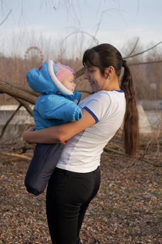 Young mother walks in the park with your child