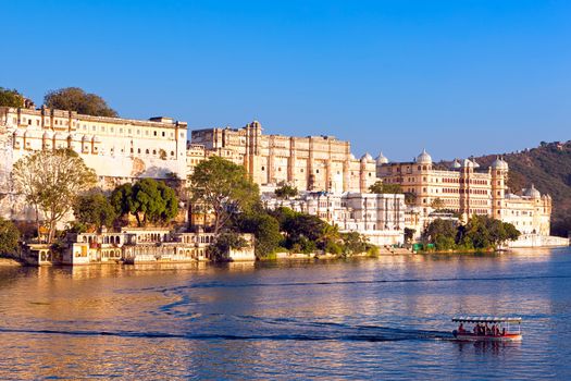 City Palace, Pichola lake, Udaipur, Rajasthan, India, Asia