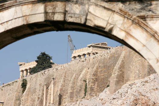 parthenon seen in the background throuhg hadrian's arch