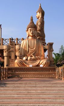 statue of a golden buddha
