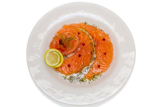 Salmon carpaccio with pink pepper and juice of lemons