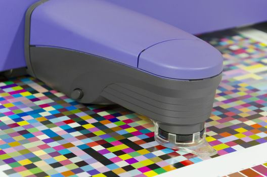 spectrophotometer measures color patches on Test Arch, Press shop prepress department