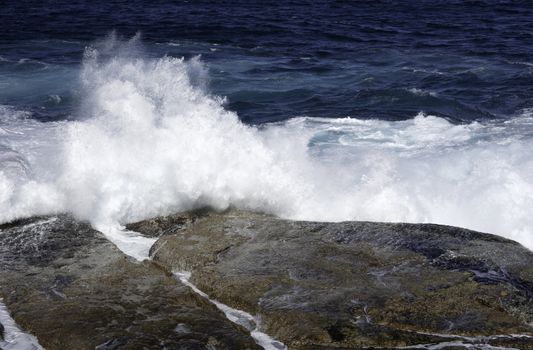 ocean waves crashing against the rocks near bondi