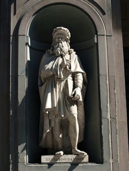 Leonardo Da Vinci in the Niches of the Uffizi Colonnade. The niches beneath the porticos of the Uffizi Gallery were originally designed by Vasari purely as architectural features but by the first half of the 19th Century they were occupied by 28 statues of famous people from the worlds of politics, art, literature, science, the judiciary and also religious figures.