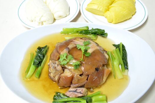 Stewed pork knuckle with white and yellow wheat bun