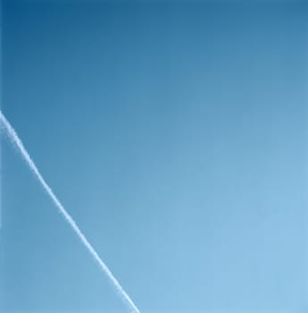 Con trail in the blue sky