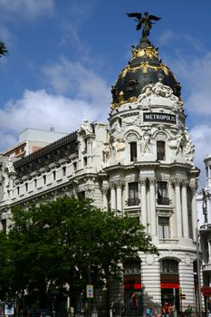The Edificio Metrópolis or Metropolis building at the entrance of the Gran Vía, one of Madrid's major boulevards. The landmark was built between 1907 and 1911 after a design by the architects Jules & Raymond Février. The original statue was replaced in 1975 by a statue of a winged Goddess Victory