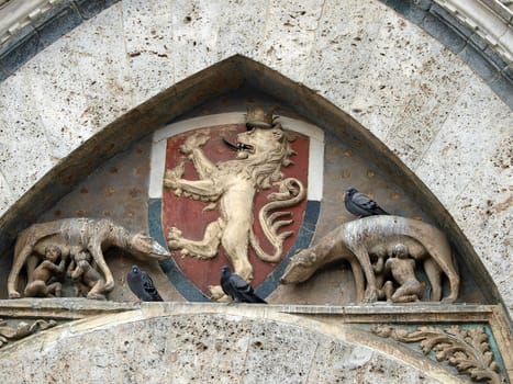 Siena - the town's emblem; a she-wolf suckling the infants Romulus and Remus.