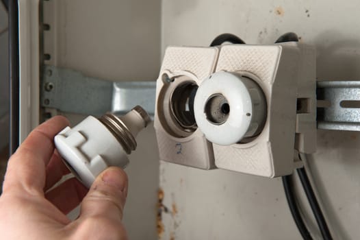 Replaceing broken fuse