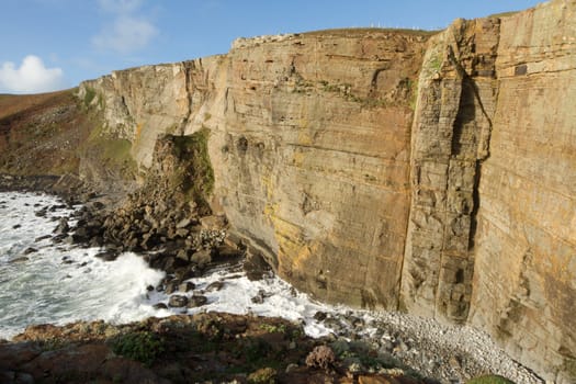 The large shale cliffs of Craig Dorys on Cilan Head near Abersoch, Lleyn Peninsular, North Wales, UK. A popular venue for rock climbers, geologists and tourists walking the North Wales coast path.