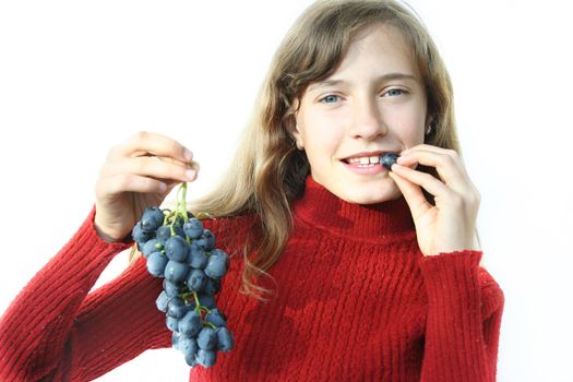 The nice girl wishes to eat juicy grapes