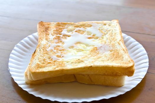 Pour the milk toast in the dish